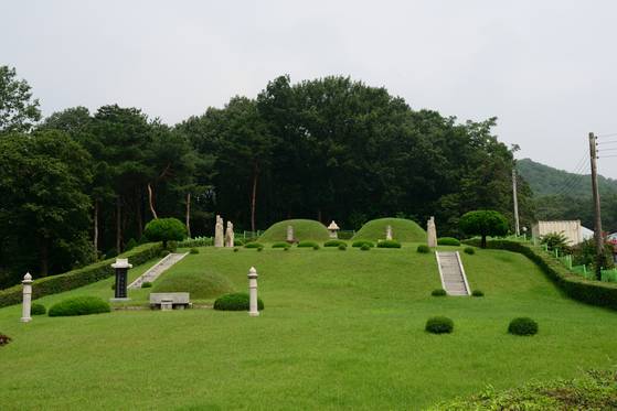 서울 도봉산 산기슭에 있는 정의공주와 남편 안맹담의 무덤. [사진 이숙인]