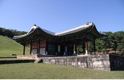 조선의 18대 현종이 묻힌 동구릉 숭릉의 정자각. 정자각은 신하의 무덤에는 쓸 수 없었다. [사진 문화재청]