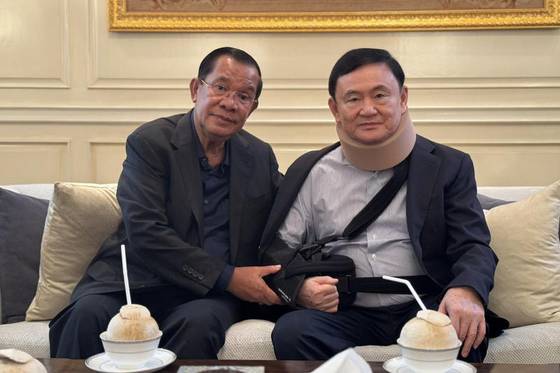 2024년 2월 21일 훈센 캄보디아 상원의장(왼쪽)이 당시 절친이었던 탁신 친나왓 전 태국 총리의 방콕 자택을 방문한 모습. 사진 훈 센 페이스북 캡처