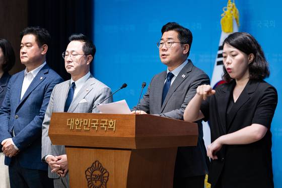 박찬대 더불어민주당 당대표 후보가 25일 서울 여의도 국회 소통관에서 기자회견을 열고 윤석열 전 대통령 내란 사태에서 '인간 방패' 역학을 한 국민의힘 국회의원 45명에 대한 제명 촉구 결의안 발의를 밝히고 있다. 뉴스1