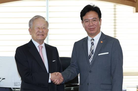 김영훈 고용노동부 장관이 24일 서울 마포구 한국경영자총협회를 방문해 손경식 경총 회장과 악수를 나누고 있다. 민주노총 위원장 출신의 김 장관은 이날 취임 후 첫 대외 일정을 중기중앙회, 경총, 대한상의 등 경영계 단체들과의 연쇄 간담회로 시작했다. 뉴스1