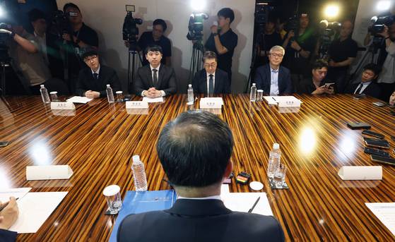 25일 오전 서울 중구 더플라자호텔에서 열린 수련협의체 제1차 회의에서 김원섭 수련병원협의회장(오른쪽 두번째)과 한성존 대한전공의협의회 비상대책위원장(왼쪽 두번째) 등 의료계 참석자들이 이형훈 보건복지부 2차관의 모두발언을 경청하고 있다. 뉴시스