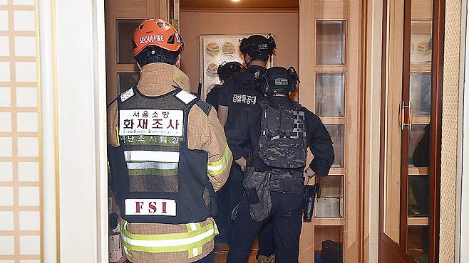 경찰이 지난 21일 집에 폭발물을 설치했다는 피의자 진술을 토대로 서울 도봉구 피의자 자택을 수색하고 있다. 사진 서울소방재난본부