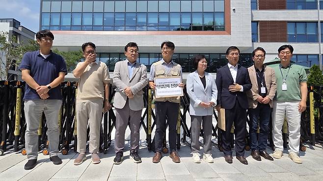 한국기자협회 등 8개 언론현업단체들은 25일 국정기획위 사무실이 있는 서울 종로구 정부서울청사 창성 별관 앞에서 기자회견을 열고 김현 국정기획위 사회2분과 방송·통신 소위원장에 진정서를 전달했다. /강아영 기자