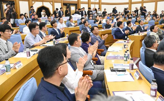 ▲ 지난 23일 본지 주관으로 국회에서 개최된 동해선 철도 고속화 국회 정책토론회장에 정치권과 강원도, 강릉시, 동해시, 삼척시, 국토교통부, 강원연구원 등 각 관계자들이 대거 참석해 토론회를 지켜보고 있다. 서영 기자