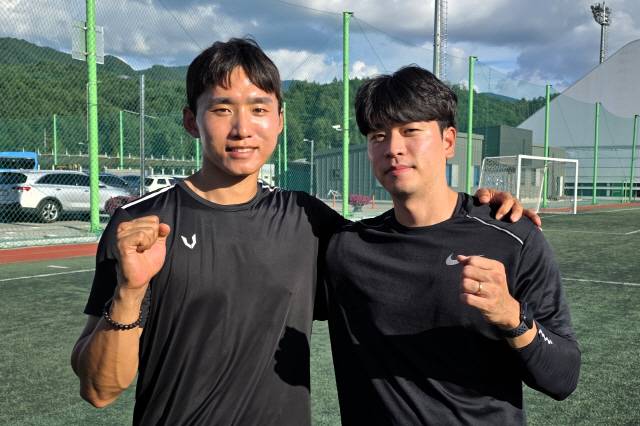 ▲ 청춘FC 출신 이동현 경기 FC모현U15 코치(왼쪽)와 임근영 경기 수지구U15 코치가 지난 23일 평창 진부면민체육공원에서 열린 2025 금강대기 전국 중학교 축구대회 예선 8조 2차전 경기 직후 함께 포즈를 취하고 있다.  한규빈 기자