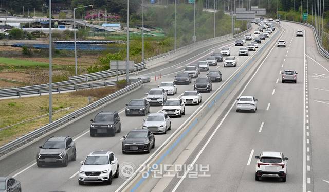 ▲ 어린이날 연휴 마지막 날인 지난 5월 6일 서울양양고속도로 홍천IC부근 상행선 방향 차량들이 서행하고 있다. 방도겸 기자