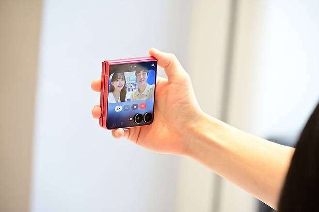 삼성스토어 홍대 '갤럭시 스튜디오'에서 '갤럭시 Z 플립7'의 커버 디스플레이로 '제미나이 라이브' 기능을 체험하고 있다. 사진=삼성전자 제공