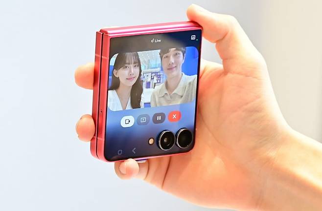 삼성스토어 홍대 '갤럭시 스튜디오'에서 '갤럭시 Z 플립7'의 커버 디스플레이로 '제미나이 라이브' 기능을 체험하고 있다. 사진=삼성전자 제공