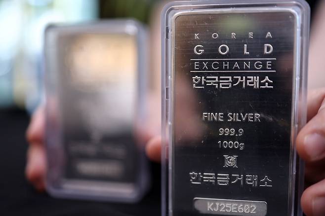 지난 6월 18일 서울 종로구 한국금거래소 종로본점에서 관계자가 실버바를 보여주고 있다. /사진=연합뉴스