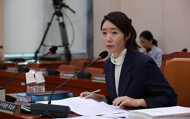 여성가족부 장관 후보직에서 사퇴한 강선우 더불어민주당 의원이 지난 14일 국회에서 열린 인사청문회에서 답변하고 있다. 권도현 기자