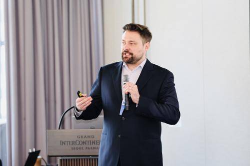 [사진: 캘럽 스나이더(Caleb Snider), 아시아 사장(Managing Director, Asia)이 서울 살롱에서 오픈 엑세스에 대해서 발표하고 있다. (사진=엠디피아이코리아 제공)]