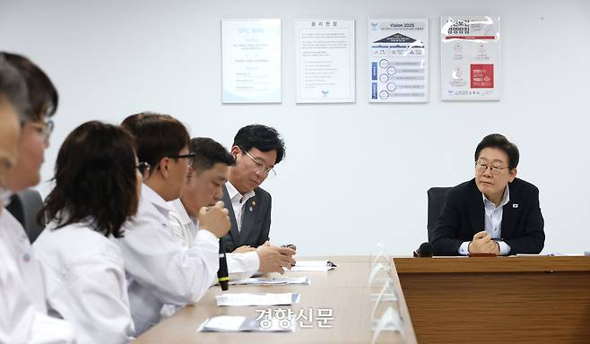 이재명 대통령이 25일 경기도 시흥시 SPC 삼립 시화공장에서 열린 산업재해 근절 현장 노사간담회에서 참석자의 발언을 경청하고 있다. 김창길 기자