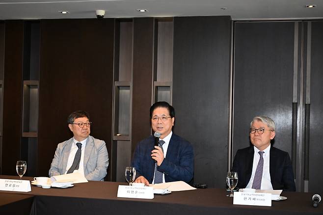 이영훈 여의도순복음교회 담임목사(가운데)가 25일 서울 중구 플라자호텔에서 열린 한국기독교역사문화관 개관 기자간담회에서 발언하고 있다. 여의도순복음교회 제공