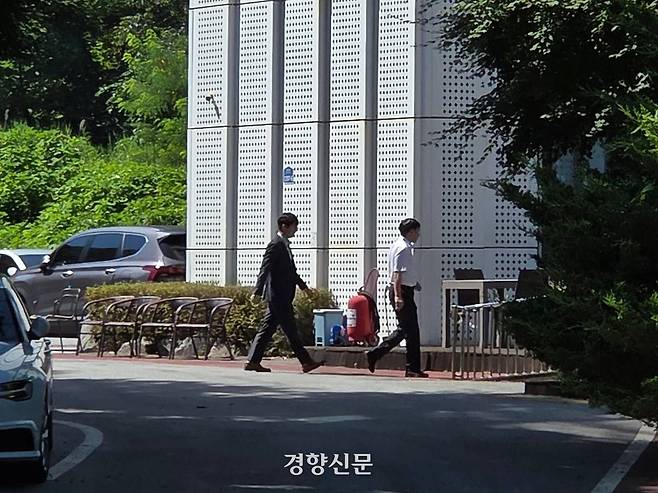25일 ‘김건희 특검’ 수사관이 A요양원으로 들어가고 있다. 열린공감TV 제공