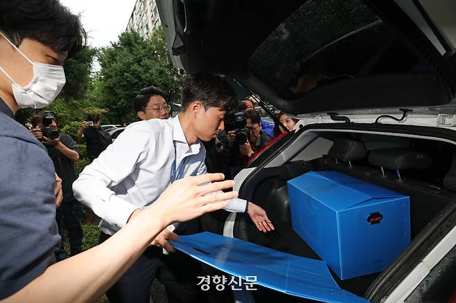 내란특검 관계자들이 지난 17일 이상민 전 행정안전부 장관의 주거지인 서울 강남구 자택을 압수수색 한 뒤 압수수색 물품을 차에 싣고 있다. 정효진 기자