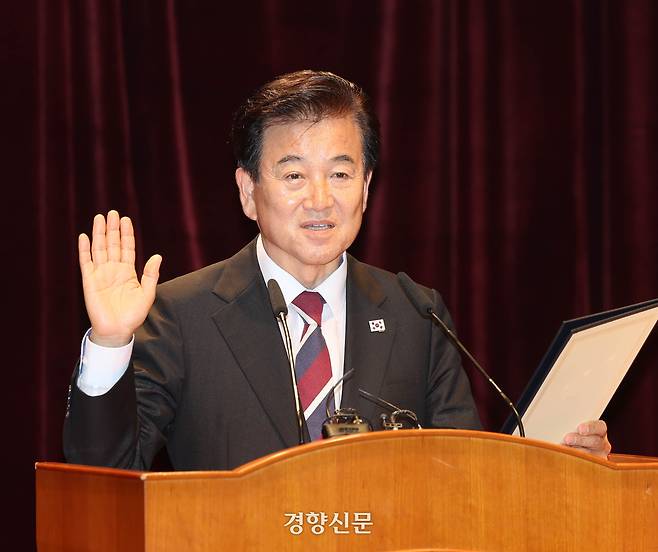 정동영 통일부 장관이 25일 정부서울청사 별관에서 열린 취임식에서 선서를 하고 있다. 정지윤 선임기자