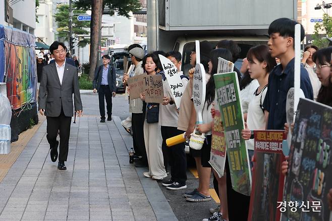 김영훈 고용노동부 장관이 25일 정리해고 철회 등을 촉구하며 163일째 고공농성 중인 고진수 민주노총 세종호텔 지부장이 있는 서울 중구 세종호텔 앞 농성장을 방문하고 있다.  성동훈 기자