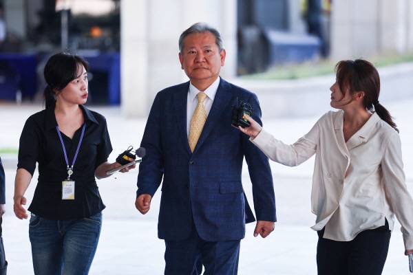 이상민 전 행정안전부 장관이 25일 내란특검 조사를 받기 위해 특검팀 사무실이 마련된 서울 서초구 서울고등검찰청으로 들어가고 있다.  연합뉴스