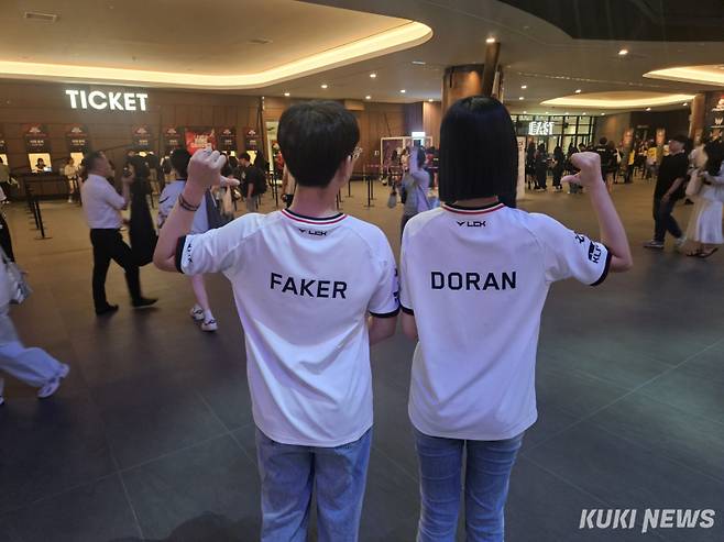 페이커와 도란 유니폼을 입은 T1 팬. 송한석 기자