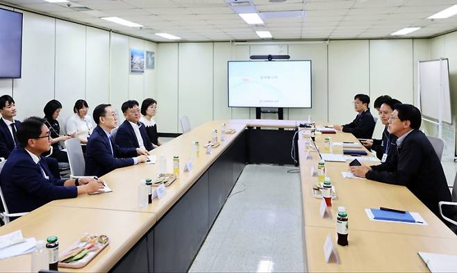 25일 대한항공 화물터미널에서 엄재동 대한항공 부사장(맨 오른쪽)과 항공 및 특송화물 통관에 대해 논의하는 이명구 관세청장(왼쪽 테이블 두번째). 관세청