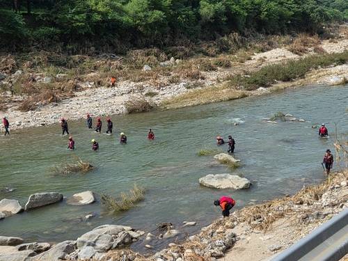 경찰과 소방당국이 가평군 상면 덕현리 강변에서 실종자 수색작업을 벌이고 있다. 경기도북부소방재난본부 제공