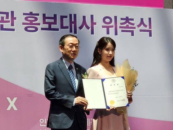 이명구 관세청장과 아이유가 25일 인천공항 1층 밀레니엄홀에서 인천공항세관 홍보대사 위촉식을 한 뒤 기념사진을 촬영하고 있다. 이병기기자