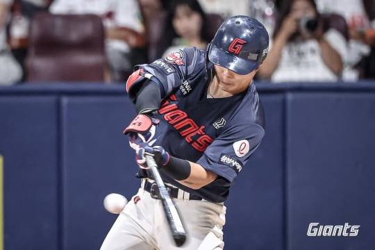 시즌 3호 홈런을 때린 롯데 고승민의 스윙. 사진[연합뉴스]