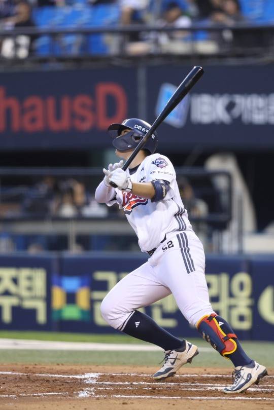 타격하는 박준순. 사진[연합뉴스]
