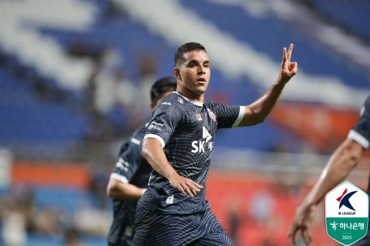 골세리머니를 펼치는 제주SK FC의 유리 조나탄. 사진[연합뉴스]