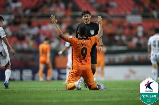 만세 세리머니를 펼치는 제주SK FC의 유리 조나탄. 사진[연합뉴스]