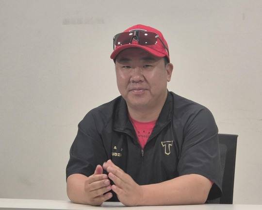 인터뷰하는 KIA 이범호 감독. 사진[연합뉴스]