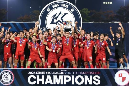 우승 트로피 들어 올리는 부산 아이파크 U-18 팀. 사진[연합뉴스]