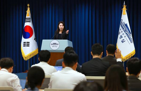 ▲강유정 대통령실 대변인이 서울 용산 대통령실에서 기자들과 질의응답을 진행하고 있다. ⓒ연합뉴스