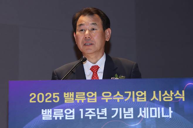 정은보 한국거래소 이사장이 지난 5월 27일 서울 여의도 한국거래소에서 열린 2025 밸류업 1주년 기념 세미나에서 개회사를 하고 있다. [자료=연합뉴스]