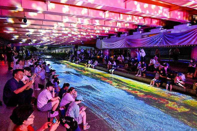 청계소울오션에서 시민들이 미디어아트 전시를 관람하고 있다. / 사진=서울관광재단