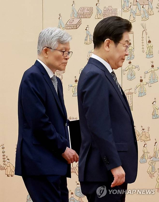 최동석 인사혁신처장이 23일 서울 용산 대통령실 청사에서 열린 신임 국무위원, 지방시대위원장 임명장 및 위촉장 수여식에서 이재명 대통령의 임명장 수여를 돕고 있다. 연합뉴스