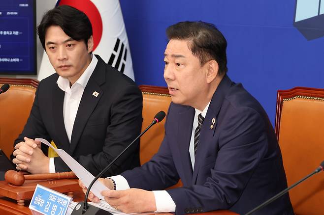 김병기 더불어민주당 당대표 직무대행 겸 원내대표가 25일 서울 여의도 국회에서 열린 최고위원회의에서 발언하고 있다. [사진 출처 = 연합뉴스]