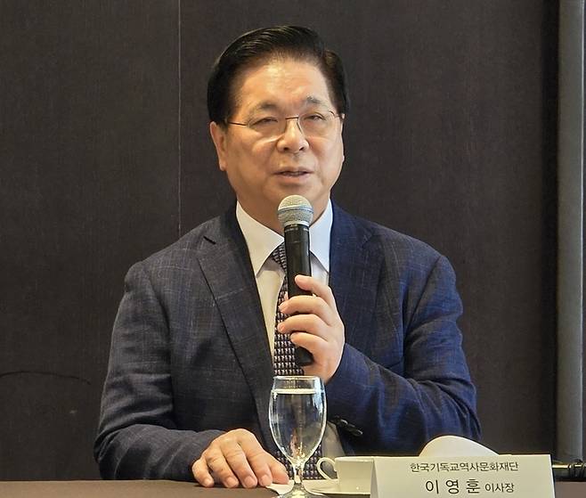이영훈 여의도순복음 담임목사가 25일 한국기독교역사문화관 개관 간담회에 참석해 최근 특검의 압수수색에 대해 무리한 수사라며 유감 표명을 촉구하고 있다. <연합뉴스>