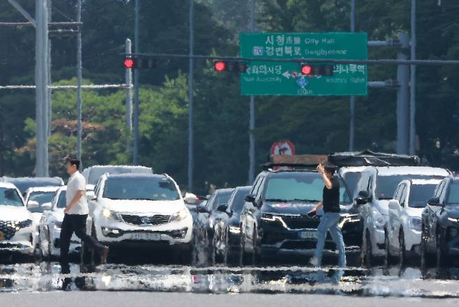전국 대부분 지역에 폭염 특보가 발효된 25일 서울 영등포구 여의도 여의대로에 아지랑이가 피어오르고 있다. [사진 = 연합뉴스]