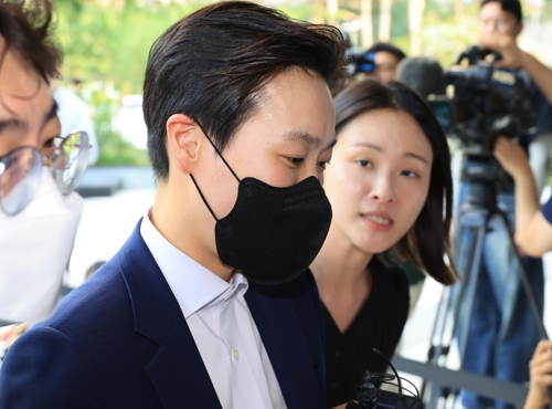 정지원 전 행정관이 25일 서울 광화문 kt웨스트에 차려진 김건희 특검으로 출석하고 있다. [사진 출처 = 연합뉴스]