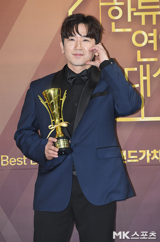 그룹 신화의 멤버 이민우가 오랜 시간 곁을 지켜준 소중한 인연과 백년가약을 맺는다.사진=천정환 기자