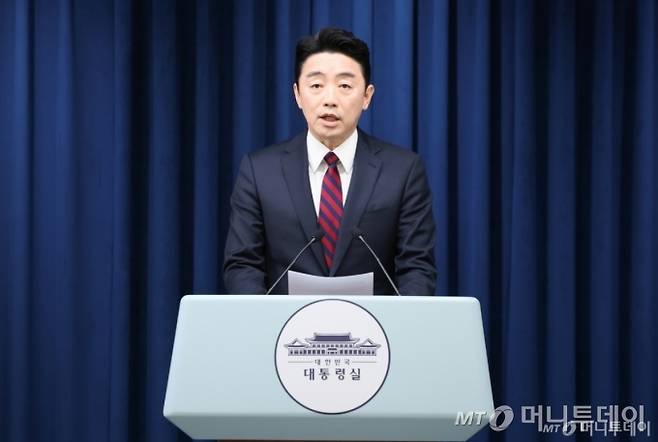 (서울=뉴스1) 허경 기자 = 강훈식 대통령 비서실장이 24일 서울 용산 대통령실 청사에서 대통령 주재 수석보좌관 회의 관련 브리핑을 하고 있다. 2025.7.24/뉴스1  Copyright (C) 뉴스1. All rights reserved. 무단 전재 및 재배포,  AI학습 이용 금지. /사진=(서울=뉴스1) 허경 기자