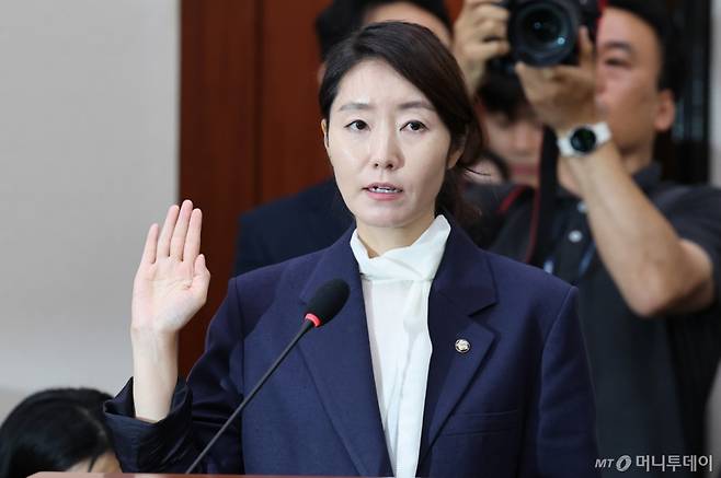 (서울=뉴스1) 유승관 기자 = 강선우 여성가족부 장관 후보자가 14일 서울 여의도 국회에서 열린 인사청문회에 출석해 선서하고 있다. 2025.7.14/뉴스1  Copyright (C) 뉴스1. All rights reserved. 무단 전재 및 재배포,  AI학습 이용 금지. /사진=(서울=뉴스1) 유승관 기자