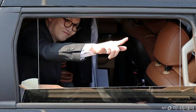 [서울=뉴시스] 조성우 기자 = 한동훈 전 국민의힘 대표가 10일 오후 서울 여의도 국회에서 제21대 대통령 선거 출마 선언을 마친 뒤 지지자들을 향해 손짓하고 있다. 2025.04.10. xconfind@newsis.com /사진=조성우