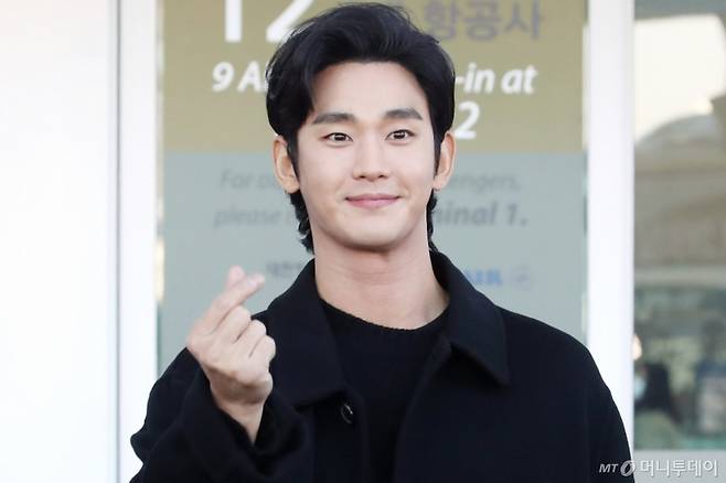 배우 김수현이 지난 24일 데뷔 18주년을 맞은 가운데, 팬들이 축하를 전했다./사진=임성균 tjdrbs23@