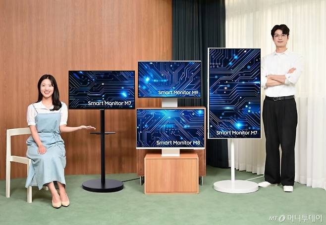 삼성전자의 2025년형 스마트모니터 신제품 M9·M8·M7 3종을 모델들이 소개하고 있다. /사진=뉴스1