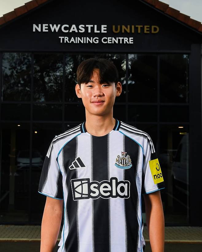 프로축구 K리그2 수원삼성의 박승수(18)가 잉글랜드 프리미어리그(EPL) 뉴캐슬 유나이티드에 입단했다./사진=뉴캐슬 유나이티드 공식 인스타그램