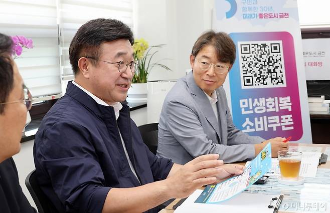 [서울=뉴시스] 윤호중 행정안전부 장관이 24일 오후 서울 금천구 시흥1동 주민센터를 방문해 민생회복 소비쿠폰 신청 및 지급현장을 점검하고 있다. (사진=행정안전부 제공) 2025.07.24. photo@newsis.com *재판매 및 DB 금지 /사진=류현주