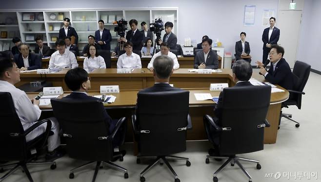 [시흥=뉴시스] 최동준 기자 = 이재명 대통령이 25일 경기 시흥시 SPC삼립 시화공장에서 열린 산업재해 근절 현장 노사간담회에서 SPC 임원들에게 사고경위와 근로자 노동 환경 등에 대해 질문하고 있다. 2025.07.25. photocdj@newsis.com /사진=최동준